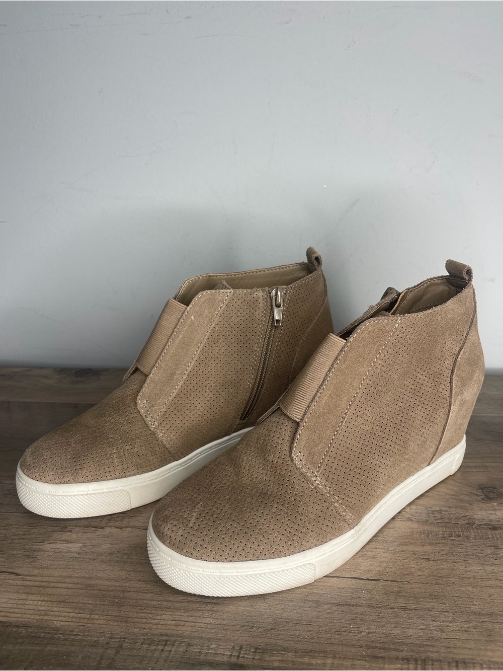 Women’s Steve Madden Taupe Suede Wedge Sneakers booties waverly size 8